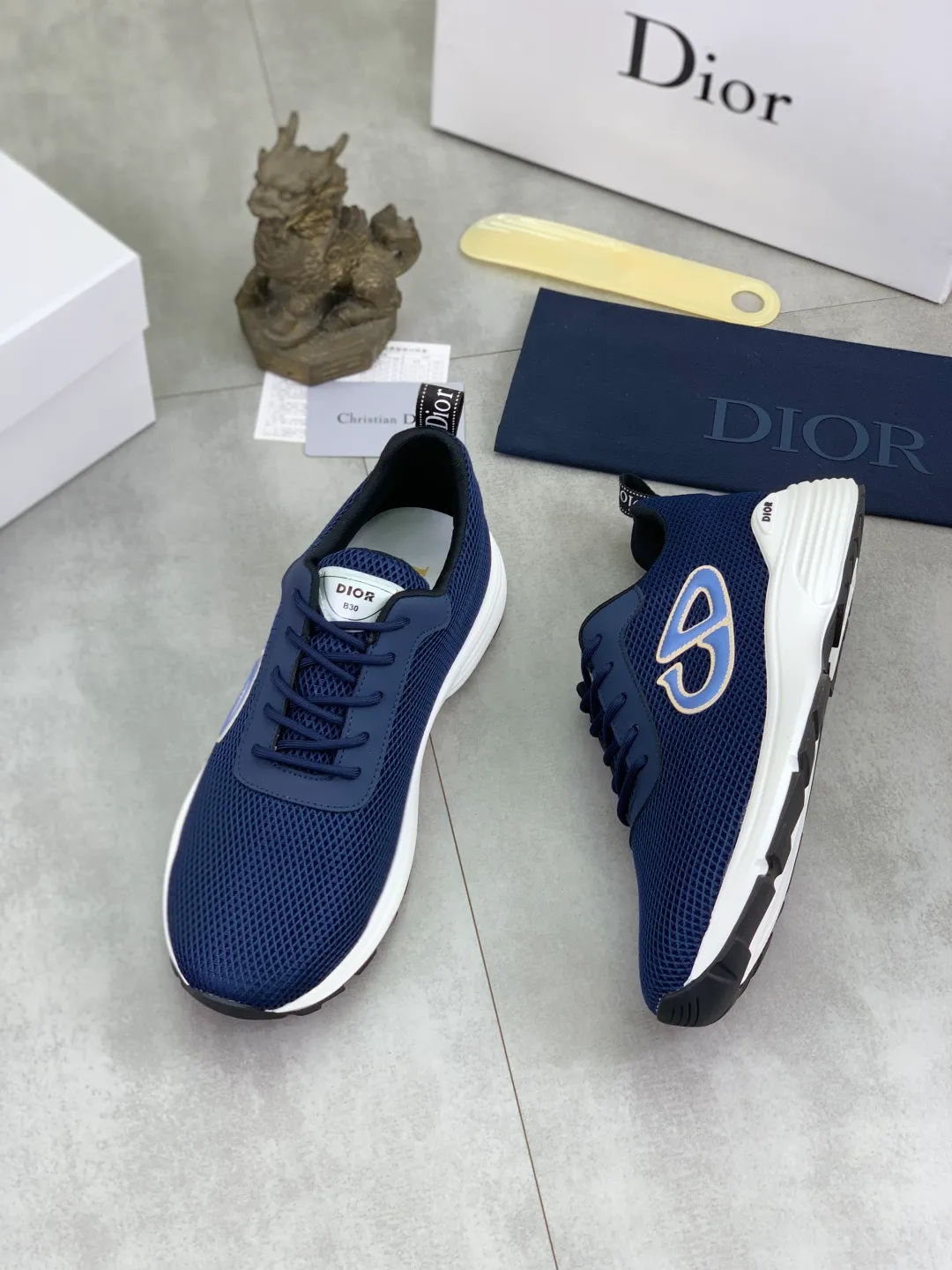 Men's Men's Shoes 💰P420 New Dior Chrono Fly Knit Shoes 2025 New B30 Series, in white and black fly knit series. Both sides are decorated with computer-printed CD logo, star patch on the tongue and Dior logo on the heel. Many details highlight the style. The interior is matched with the original color matching mesh, and the interior of the body is supported by low-temperature shaping sheets, and is filled with light feather cotton to keep the interior full and soft against the feet. The exclusive open-molded outsole adopts a one-piece molding process, so there is no need to worry about problems such as the opening and falling of sole decorative accessories. It is light and comfortable to wear, yet strong and wear-resistant. The two-color shoelaces are accessorized with exquisite metal five-pointed star pendants, creating a high-end, trendy and casual look at all times. Color: white black gray blue code number: 38-44